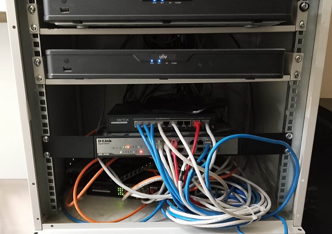 Sahadaki kabinet içinde kamera kayıt cihazları ve ağ bağlantıları